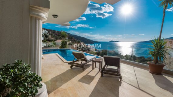 Luxury 4-Bed Villa with Private Pool & Sunset Views