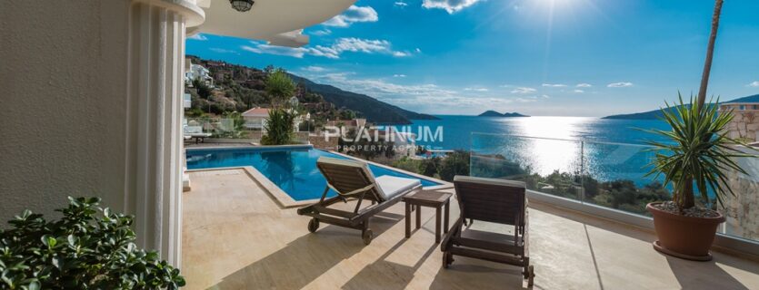 Luxury 4-Bed Villa with Private Pool & Sunset Views