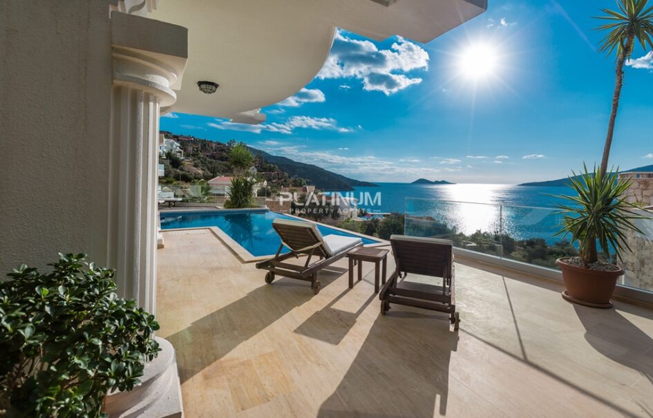 Luxury 4-Bed Villa with Private Pool & Sunset Views
